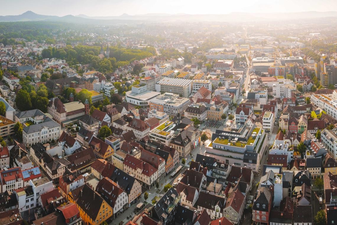 Luftaufnahme der Innenstadt von Göppingen bei Sonnenaufgang
