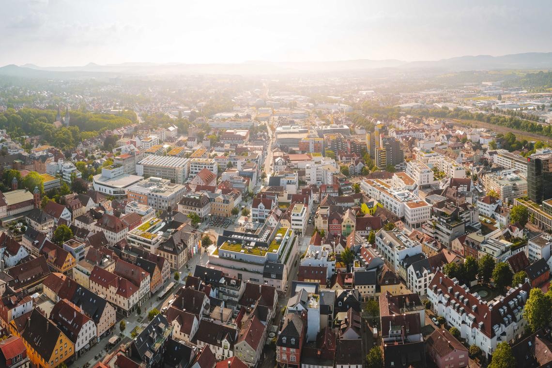 Luftaufnahme der Innenstadt von Göppingen bei Sonnenaufgang