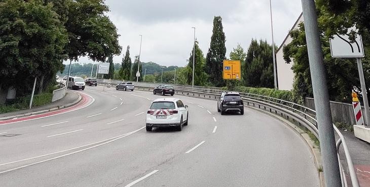 Autos fahren über die Jebenhäuser Brücke in Richtung Süden
