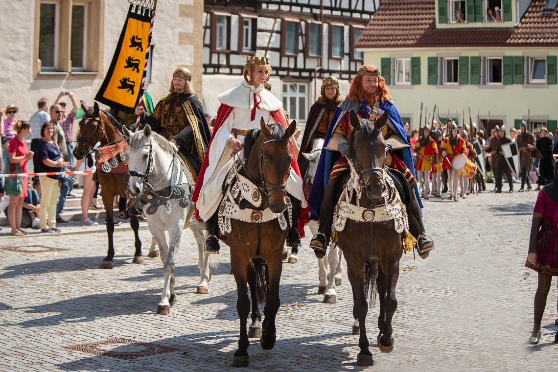 Luftaufnahme der Innenstadt von Göppingen bei Sonnenaufgang