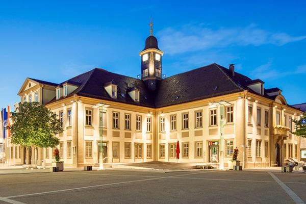 Das Rathaus in Göppingen am Abend. Im vorderen Teil ist ein Stück des Marktplatzes zu sehen.