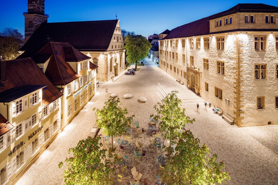 Der Schlossplatz in Göppingen am Abend