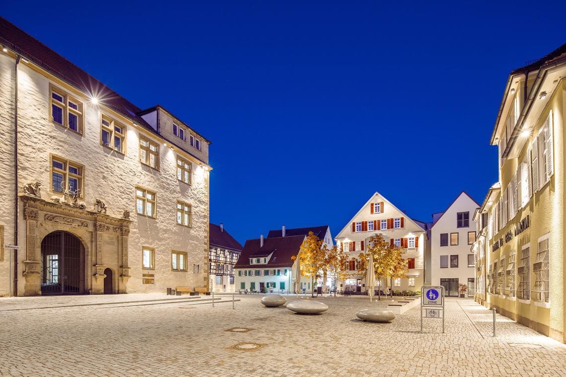 Der Schlossplatz in Göppingen am Abend. Links im Bild ist das Göppinger Stadtschloss zu sehen.