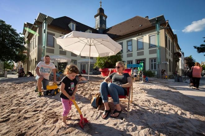 Der Stadtstrand vor dem Rathaus