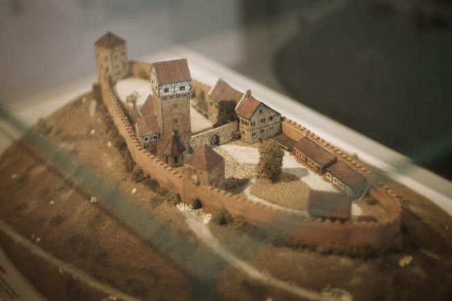 Ein Modell der Burg Hohenstaufen in einer Vitrine