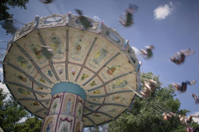 Ein Kettenkarussell während des Maientags