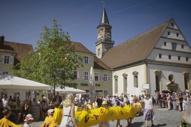 Kinder während des Maientags-Umzugs