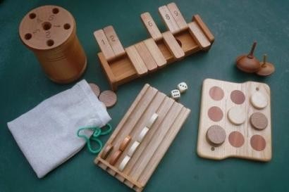 Ein Set von unterschiedlichem Holzspielzeug