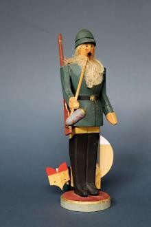 zwei Holzfiguren: Räuchermännchen in Gestalt eines Jägers, zu seinen Füßen ein Fuchs