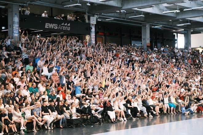 Das jubelnde Publikum in der EWS-Arena