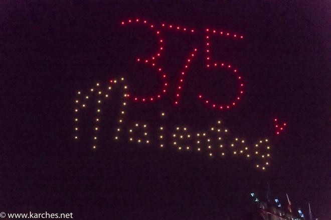 Zahlreiche Drohnen bilden die Zahl 375 in der Luft