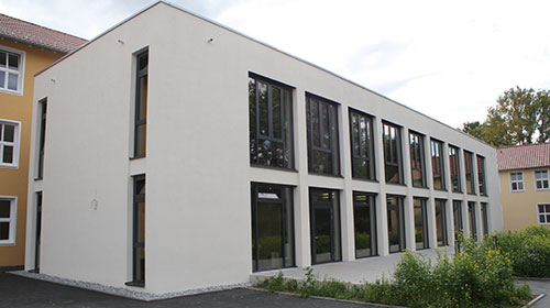 Ein moderner Anbau einer Schule in Göppingen in der Außenansicht.