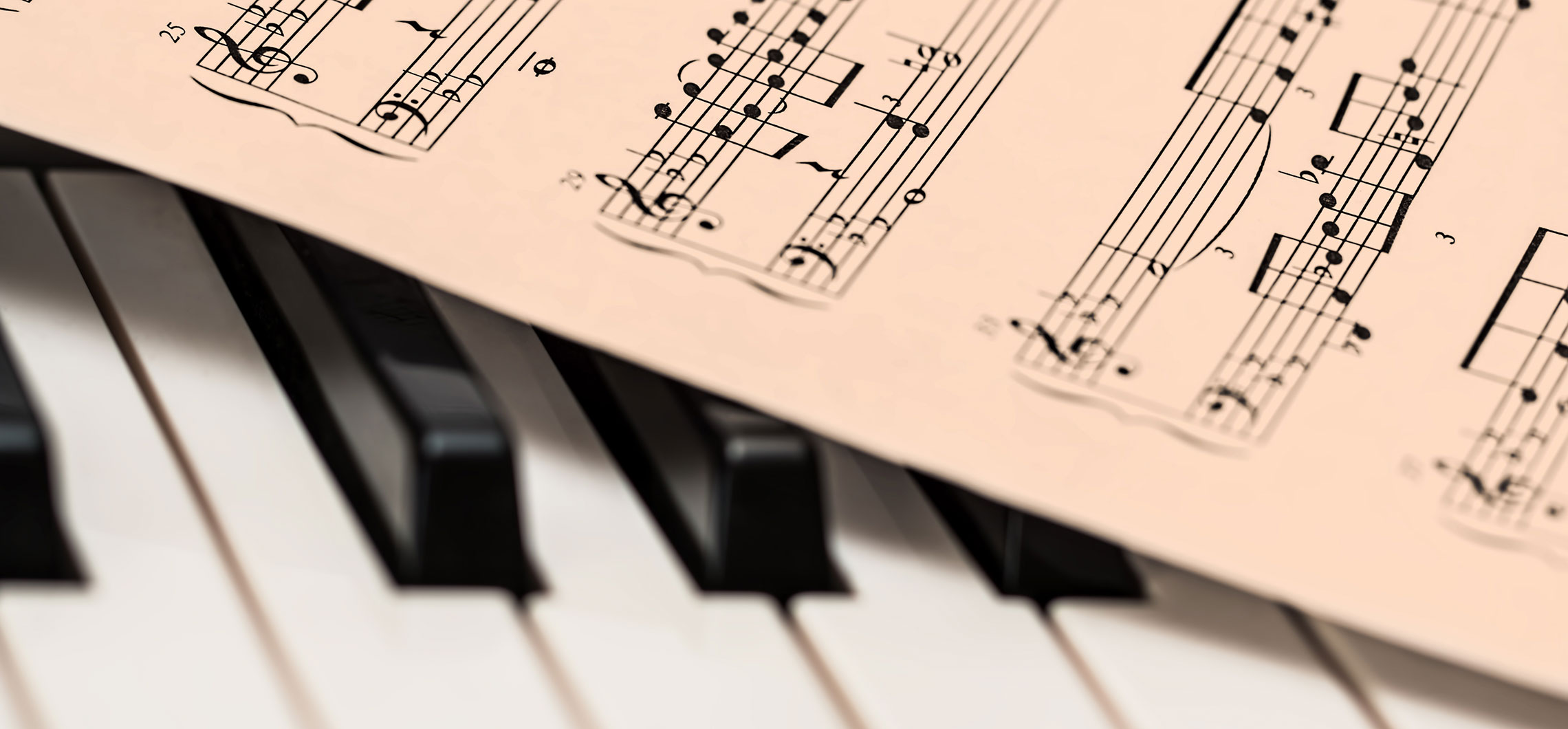 Ein Notenblatt liegt über einem Klavier