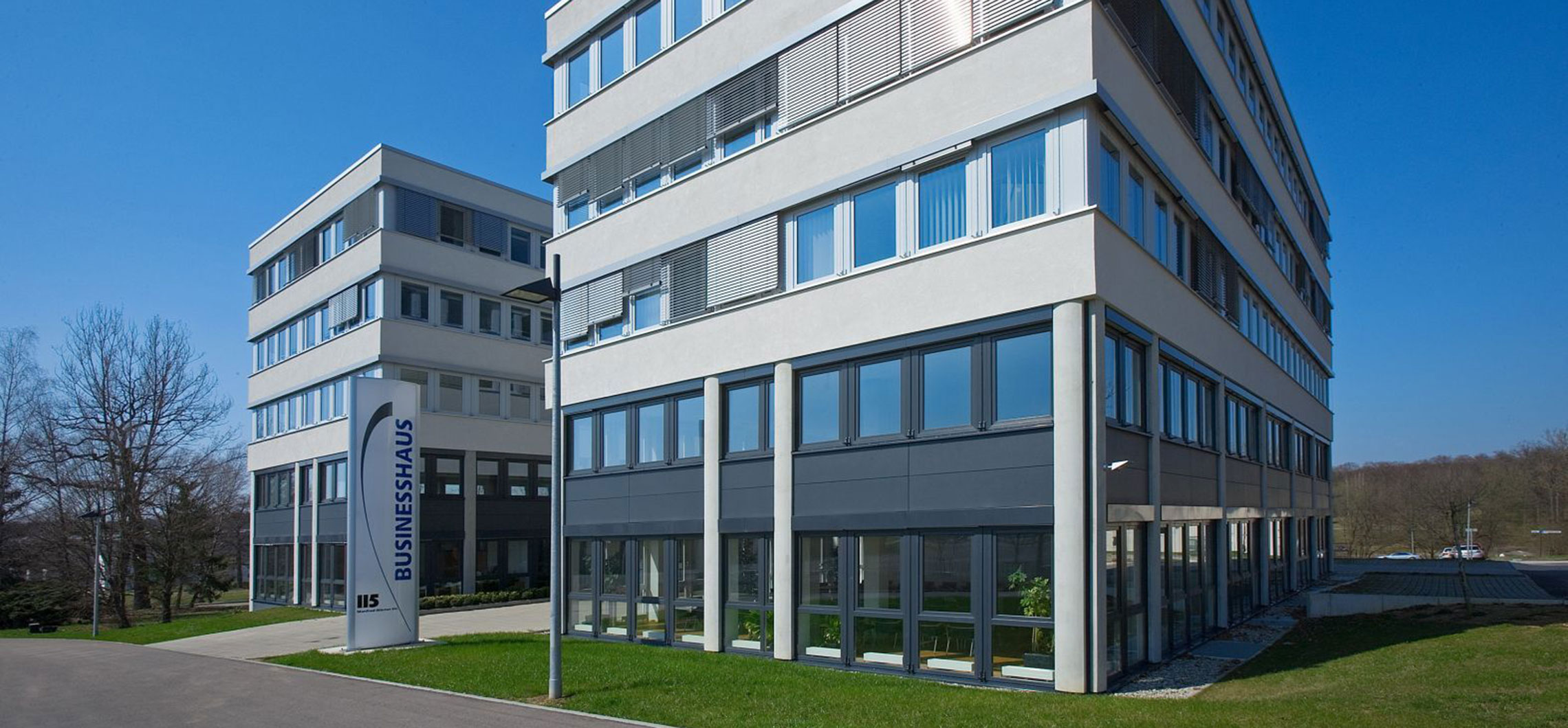 Das Business Haus im Stauferpark in Göppingen von außen betrachtet.