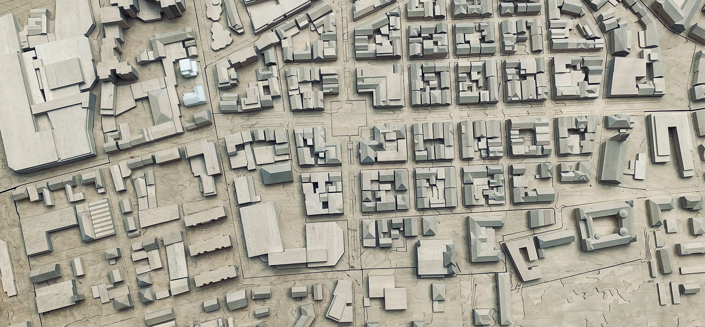 Ein Stadtmodell von Göppingen aus Holz aus der Luftperspektive