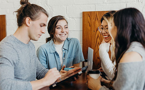 Ausbildung Junge Menschen unterhalten sich an einem Tisch
