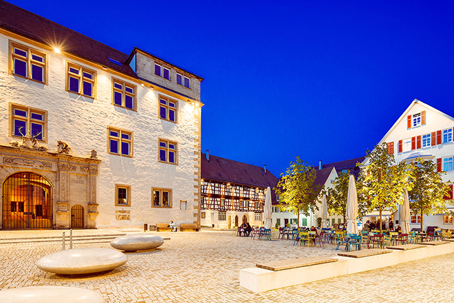 Der Schlossplatz in Göppingen in abendlicher Stimmung
