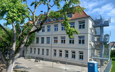 Außenaufnahme der Grundschule in Faurndau