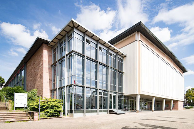 Außenaufnahme der Stadthalle Göppingen mit isometrischem Blickwinkel