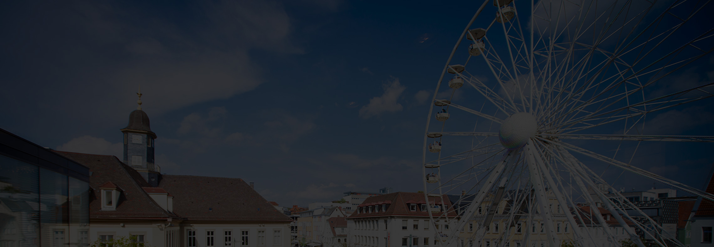 Symbolbild einer Frau, deren Gesicht zum Teil über einer Weltkarte liegt.