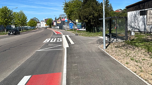 Eine barrierefreie Bushaltestelle in Göppingen