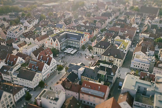 Ein Luftbild von Göppingen auf dem der Marktplatz und die umliegenden Gebäude zu sehen sind.