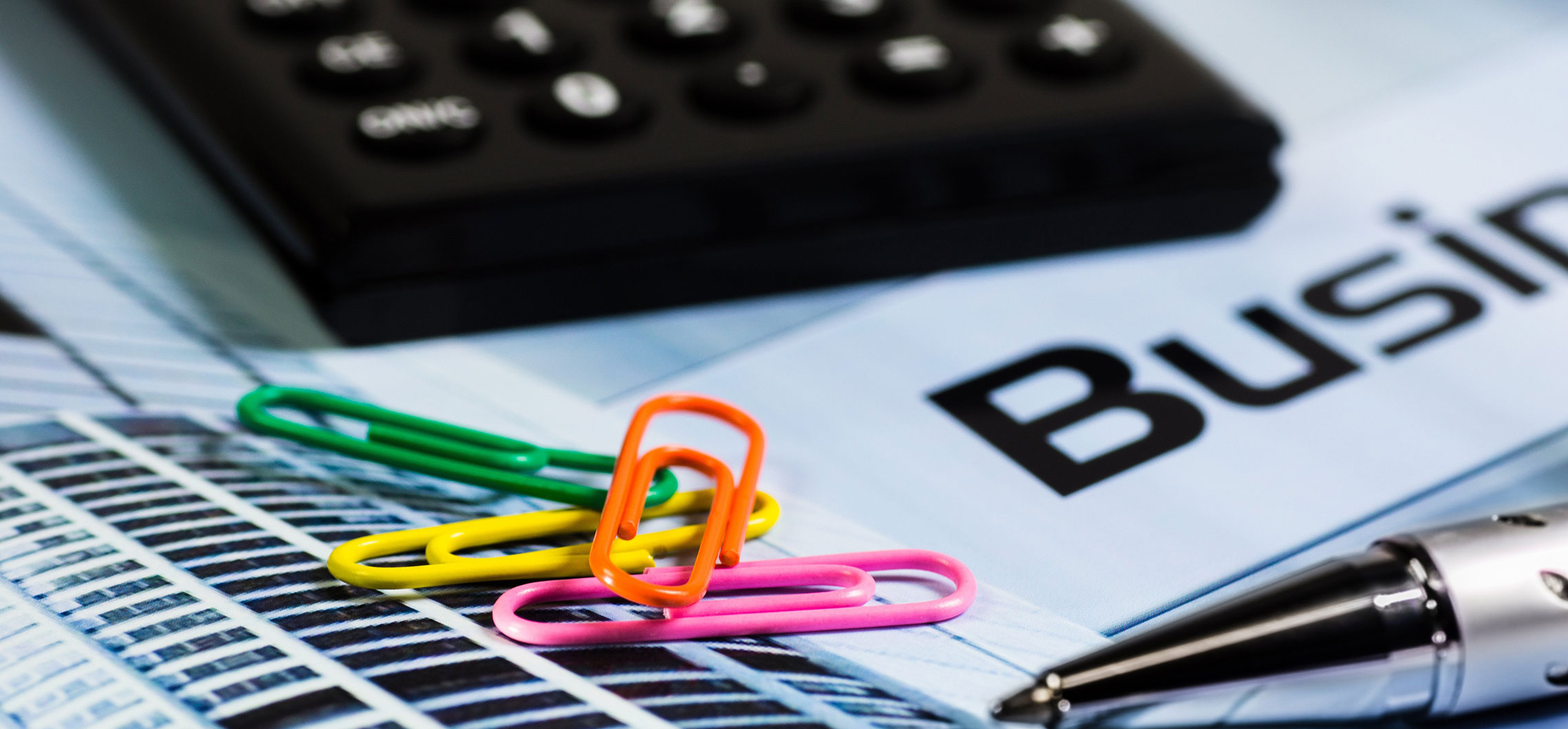 Bürogegenstände liegen auf einem geschäftlichen Dokument