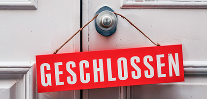Ein Schild mit der Aufschrift "geschlossen" hängt um einen Türknauf