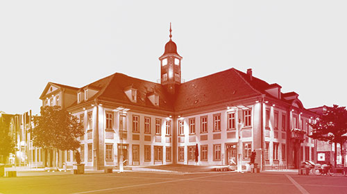 Das Rathaus Göppingen eingefärbt mit Farbverlauf von gelb zu lila