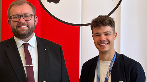 Oberbürgermeister Alex Maier neben Philipp Raimund 