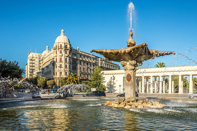 Ein Bild der Innenstadt von Foggia. Im Vordergrund ist ein Springbrunnen zu sehen.