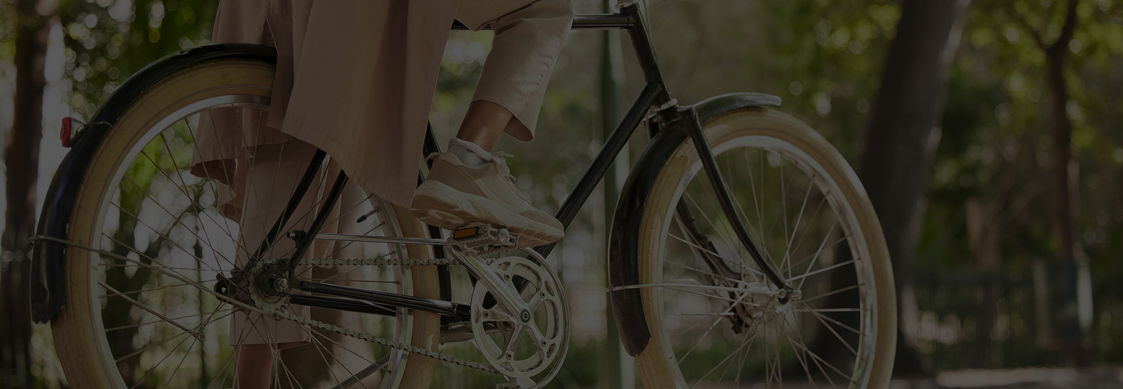 Eine Person steigt auf ein Fahrrad auf
