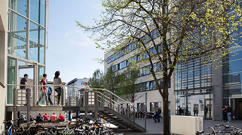 Moderne Gebäude der Hochschule Esslingen Campus Göppingen von außen betrachtet.