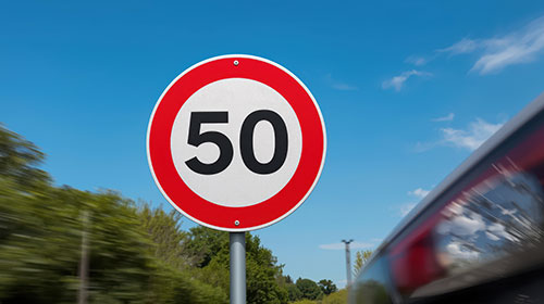 Ein Straßenschild das Tempo 50 anzeigt