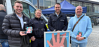 Erster Bürgermeister Johannes Heberle mit Vertretern der Polizei vor dem Bahnhof