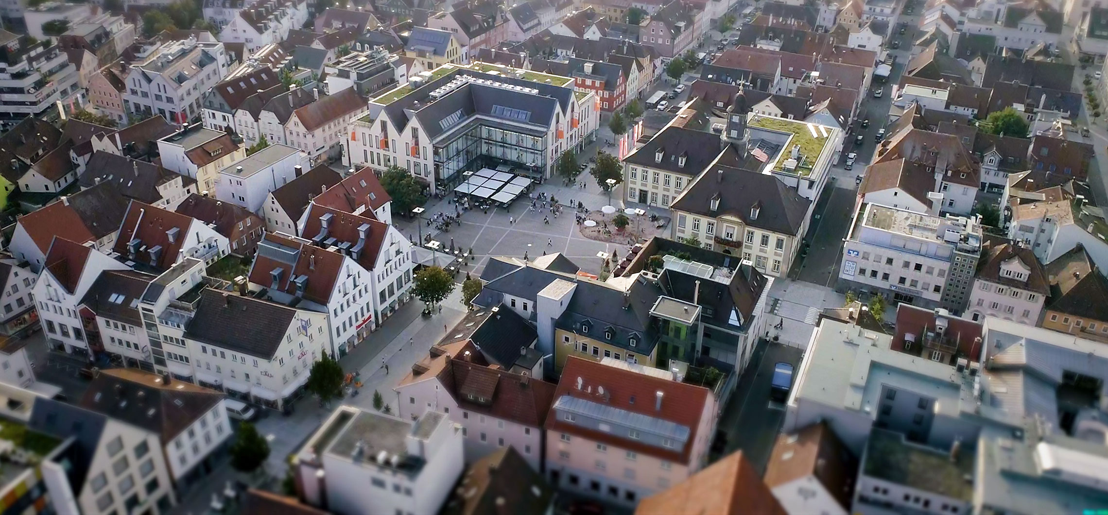 Eine isometrische Luftaufnahme des Marktplatzes in Göppingen mit den umliegenden Gebäuden.