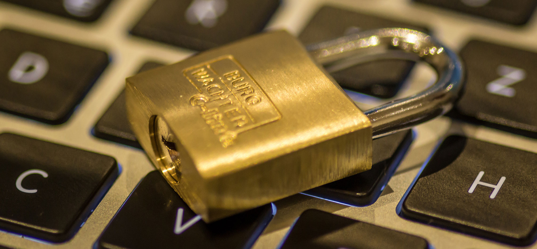 Ein Vorhängeschloss auf einer Tastatur