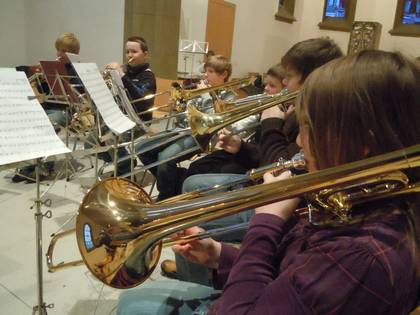 Ein Gruppenbild des Bläserspielerkreis mit Instrumenten.