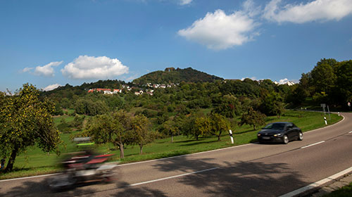 Blick auf den Hohenstaufen mit einer Straße davor