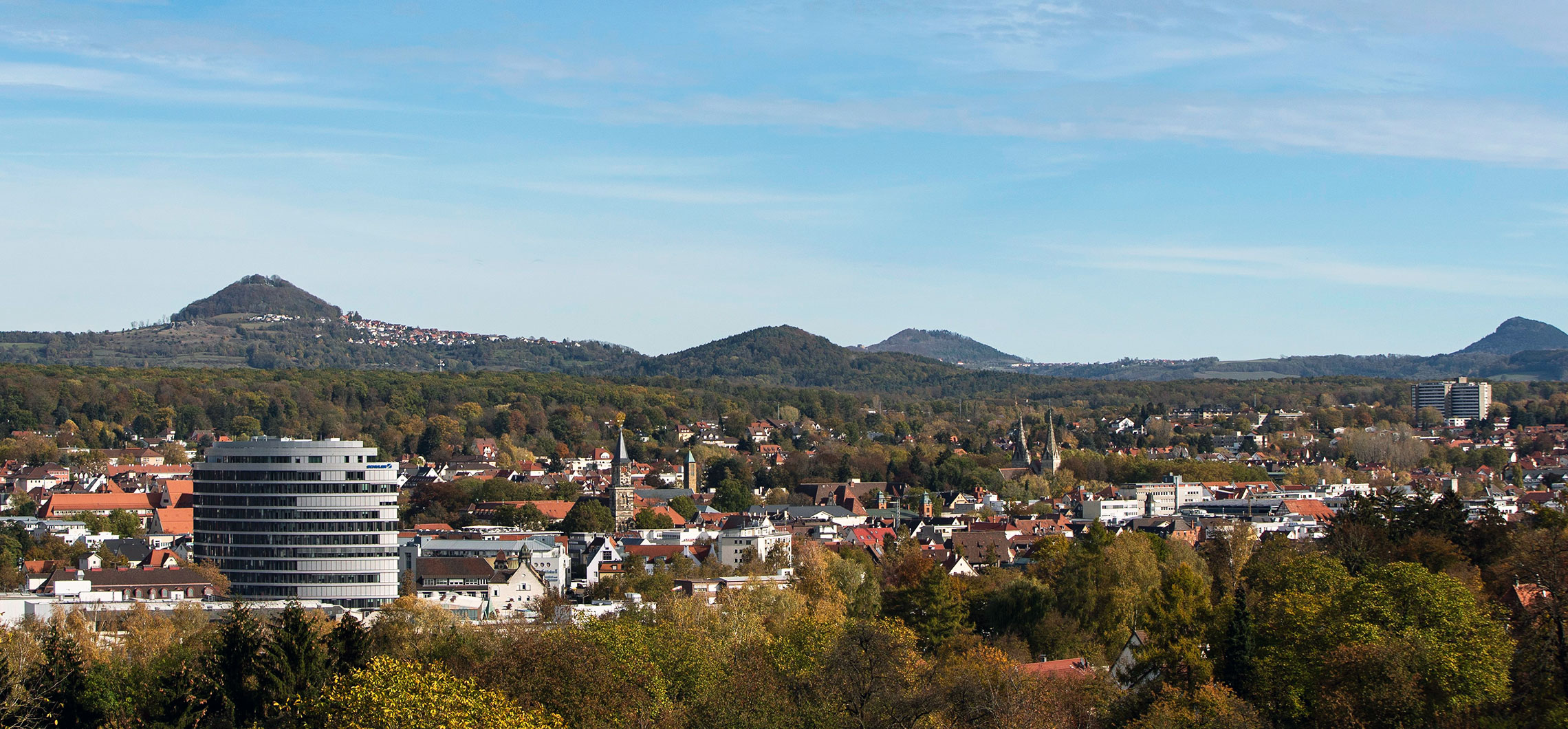 Ein Panoramabild von Göppingen. Im Vordergrund ist die Kernstadt, im Hintergrund der Hohenstaufen zu sehen.