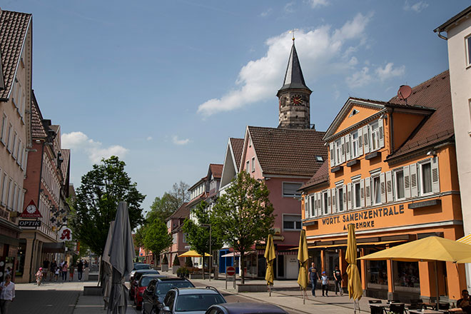Die Göppinger Hauptstraße vor blauem Himmel
