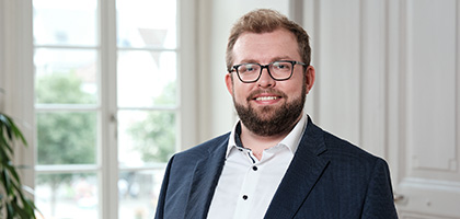 Ein Balkonkraftwerk steht in der Sonne