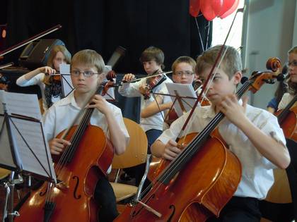 Das Vivaldiorchester der Jugendmusikschule musiziert.
