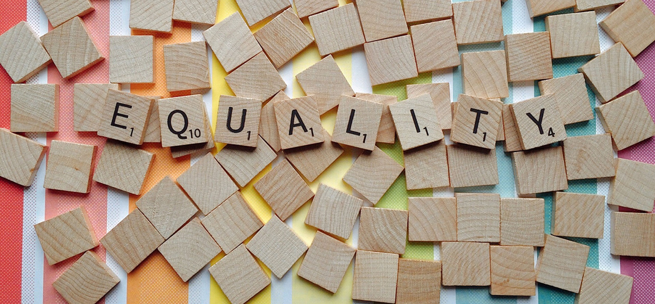 Holzplatten, die mit einzelnen Buchstaben bedruckt sind und das Wort Equality bilden.