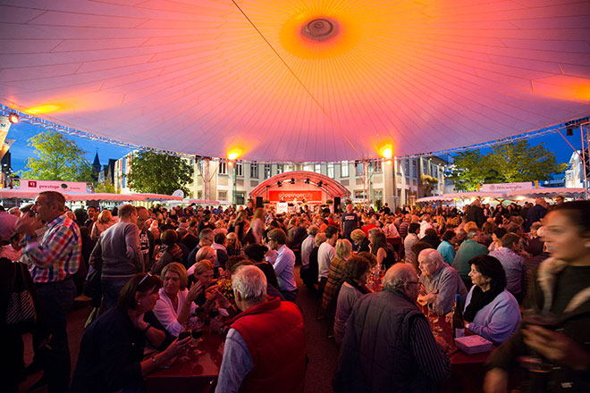 Eine große Menschenmasse vor der Bühne während des Göppinger Weinfests