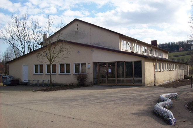 Außenaufnahme der Turn- und Festhalle Bartenbach