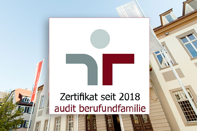 Das Rathaus in Göppingen mit dem Logo audit beruf und familie