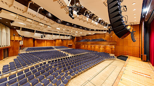 Ein isometrischer Blick in den großen Saal der Stadthalle Göppingen.