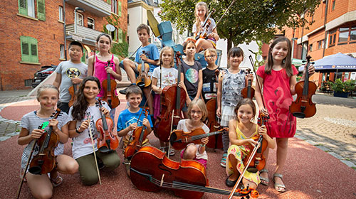 Gruppenbild von Schülerinnen und Schülern der Jugendmusikschule in Göppingen.