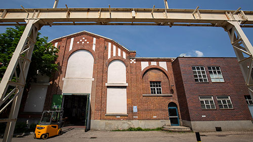 Außenaufnahme eines historischen Firmengebäudes im Boehringer Areal.